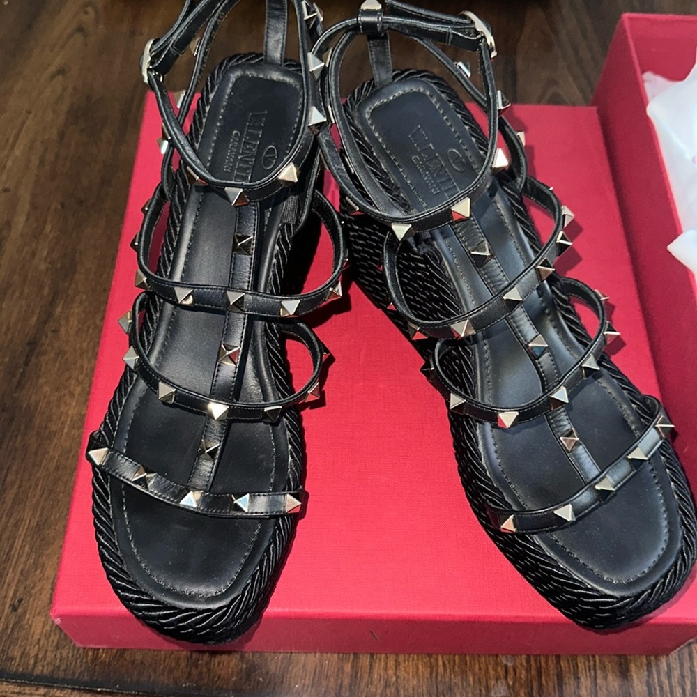 AuthenticValentino Garavani ROCKSTUD ANKLE STRAP WEDGE SANDAL